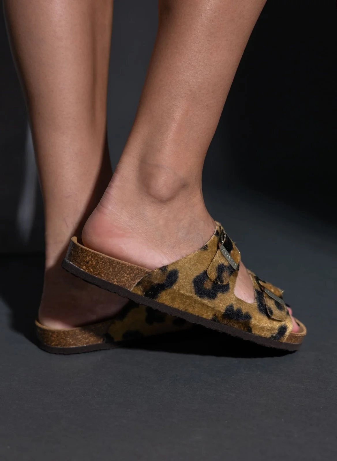 Σανδάλια με συνθετικό ponyskin - Animal Print - Image 9