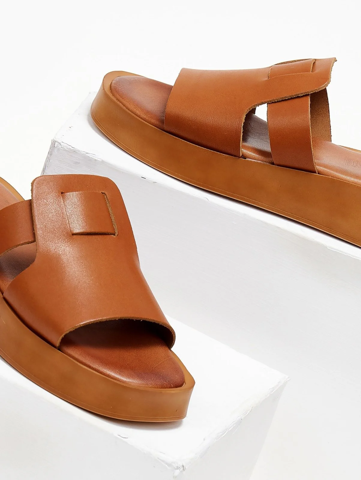 Δερμάτινα σανδάλια flatform - Ταμπά - Image 2