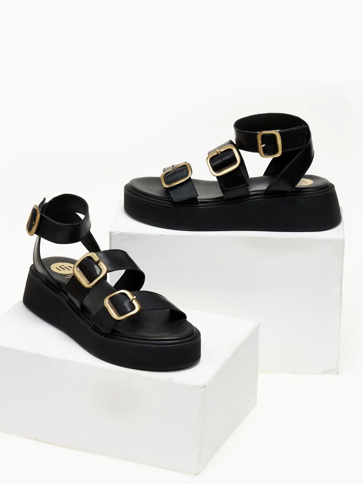 Σανδάλια δερμάτινα flatforms με τοκάδες - Μαύρο - Image 3