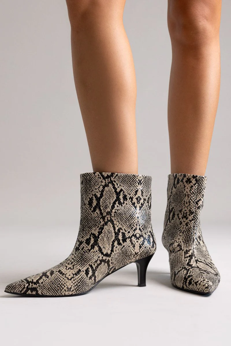 Μποτάκια Αστραγάλου Snake Print - Ελεφαντόδοντο Μαύρο Snake Print - Image 5