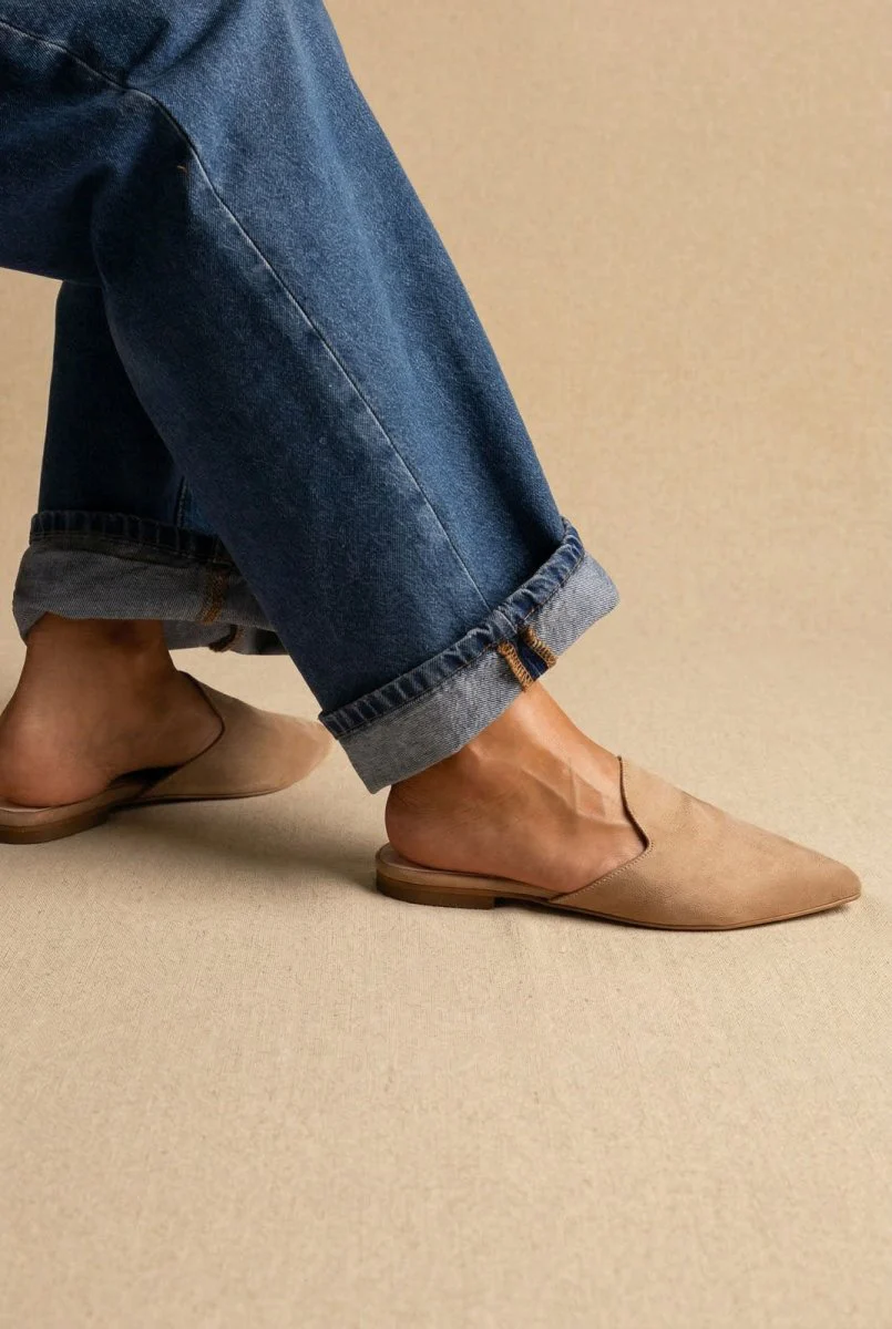 Ασύμμετρα Μυτερά Φλατ Mules - Biscuit Suede - Image 3