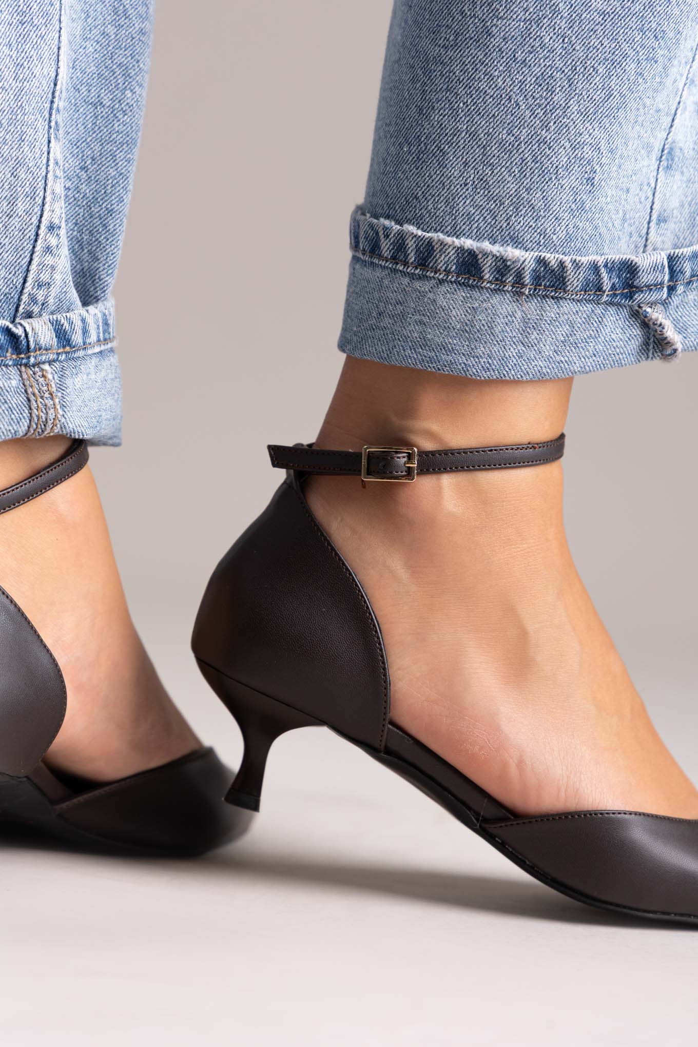 Γόβες με μπαρέτα και kitten heel - Σκούρο Καφέ Ματ - Image 2