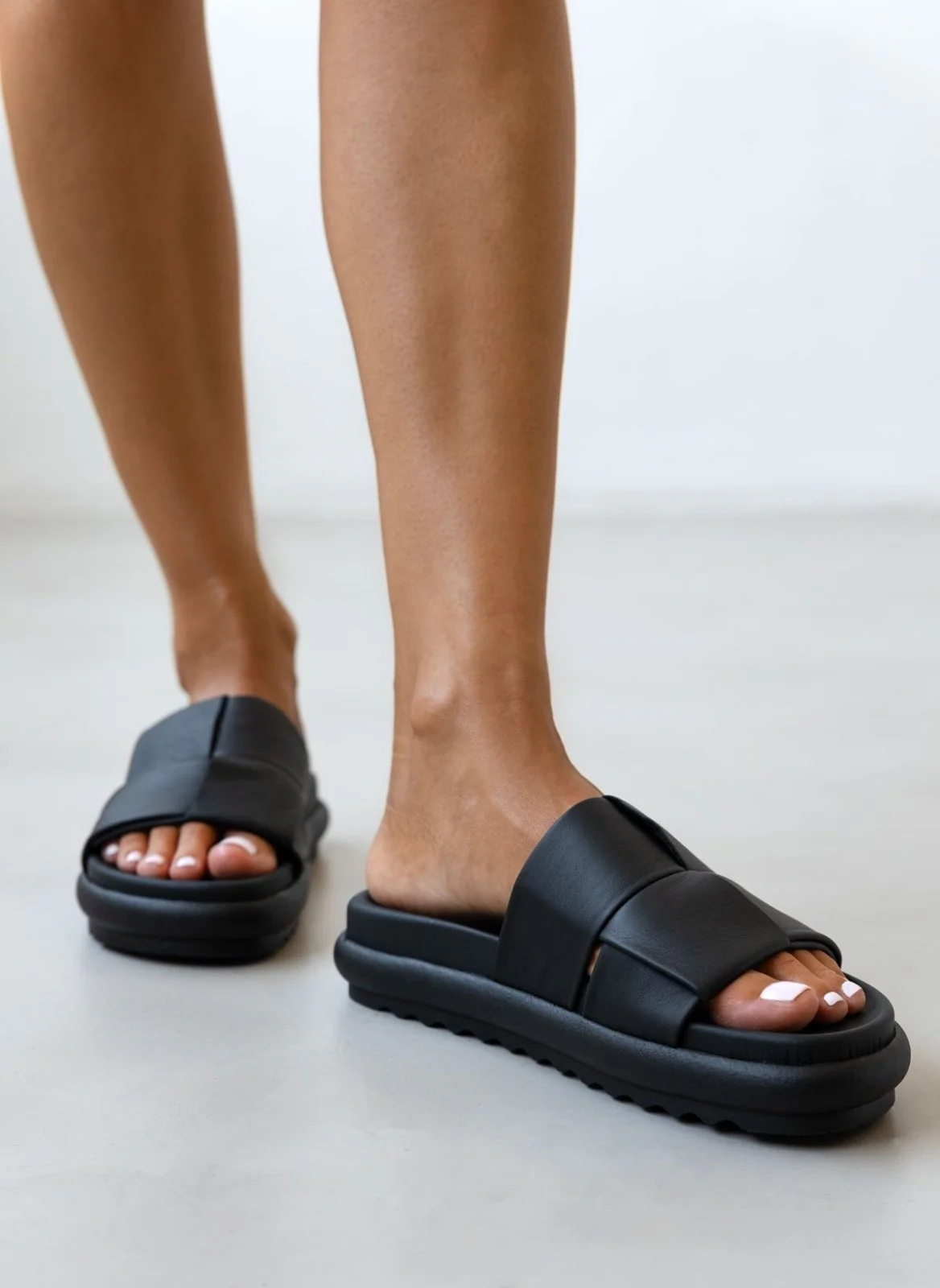 Δερμάτινα σανδάλια flatform με σχέδιο στη φάσα - Μαύρο - Image 4