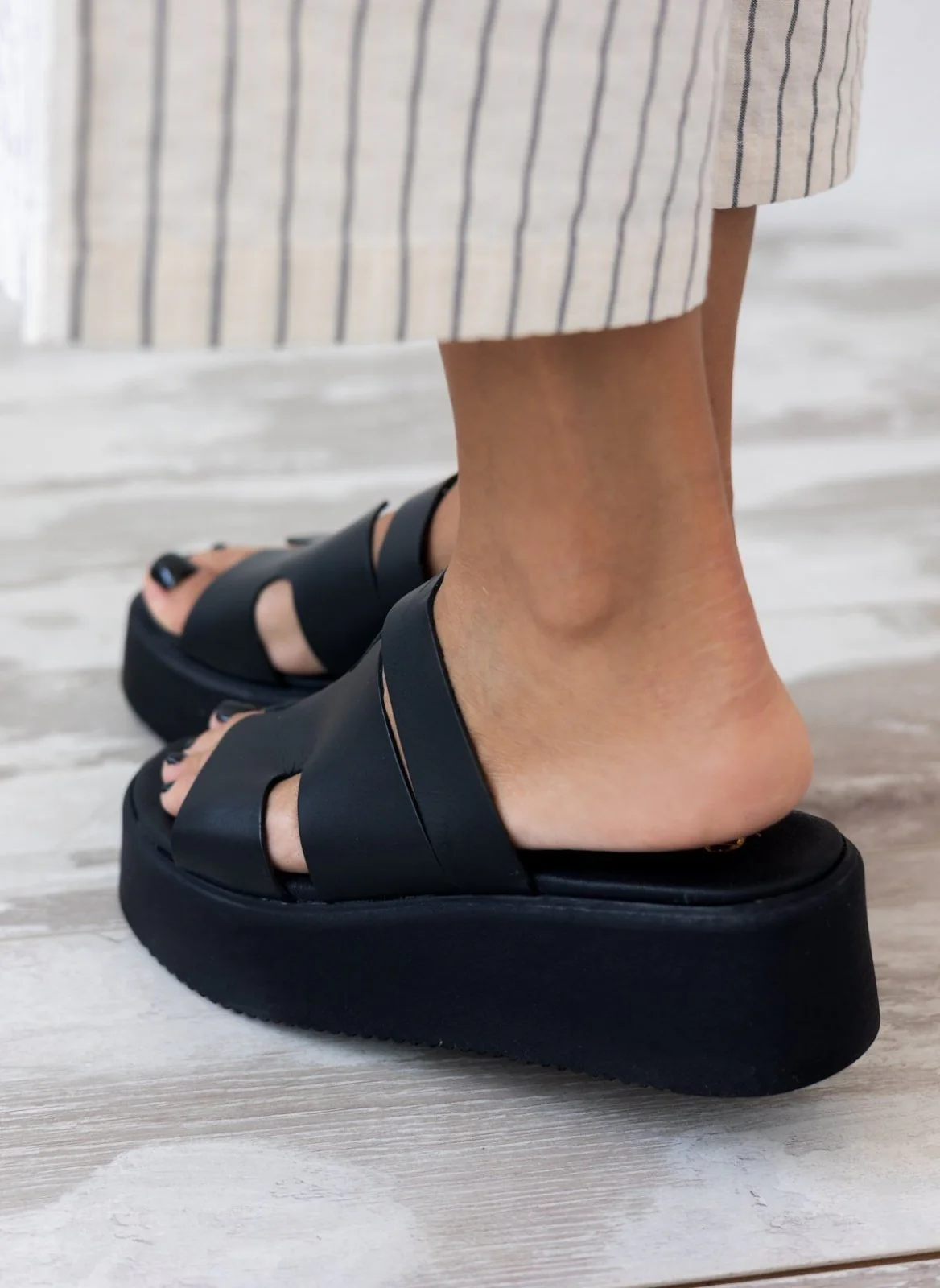 Δερμάτινα σανδάλια flatform με ανοίγματα - Μαύρο - Image 5