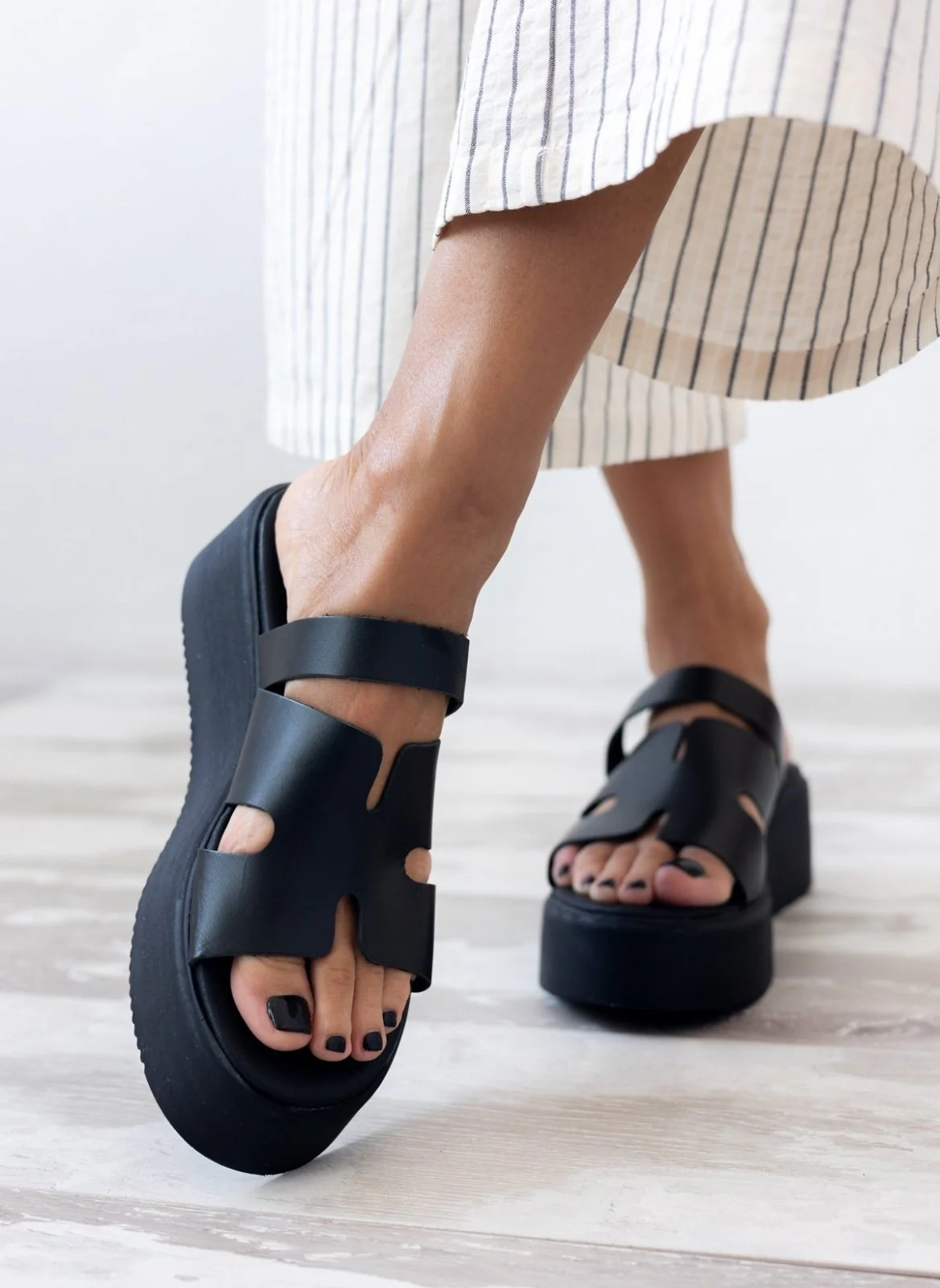 Δερμάτινα σανδάλια flatform με ανοίγματα - Μαύρο - Image 7