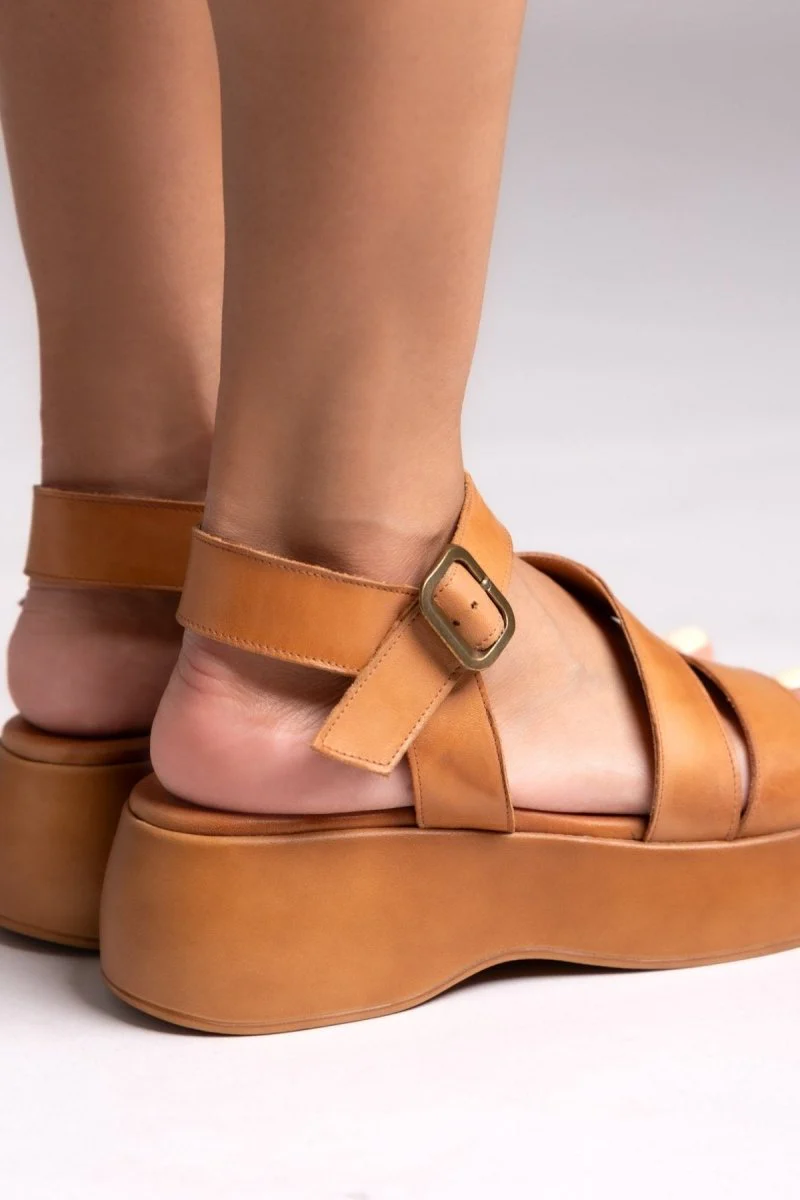 Δερμάτινα σανδάλια flatform - Ταμπά - Image 5