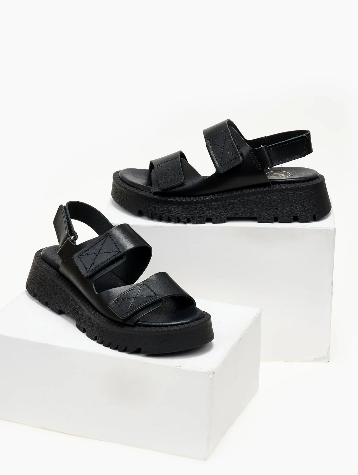 Δερμάτινα σανδάλια flatform με velcro - Μαύρο - Image 2