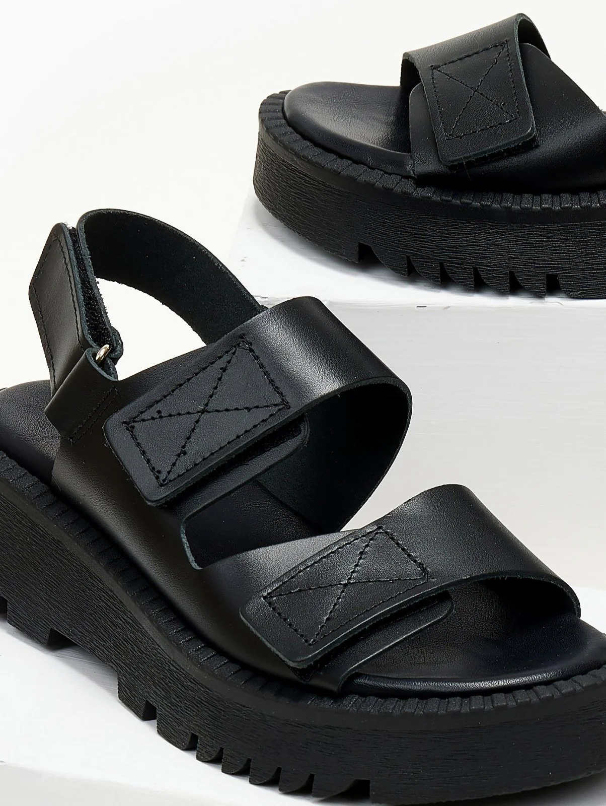 Δερμάτινα σανδάλια flatform με velcro - Μαύρο - Image 3