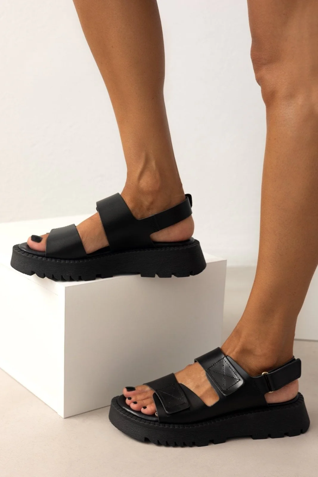Δερμάτινα σανδάλια flatform με velcro - Μαύρο - Image 5
