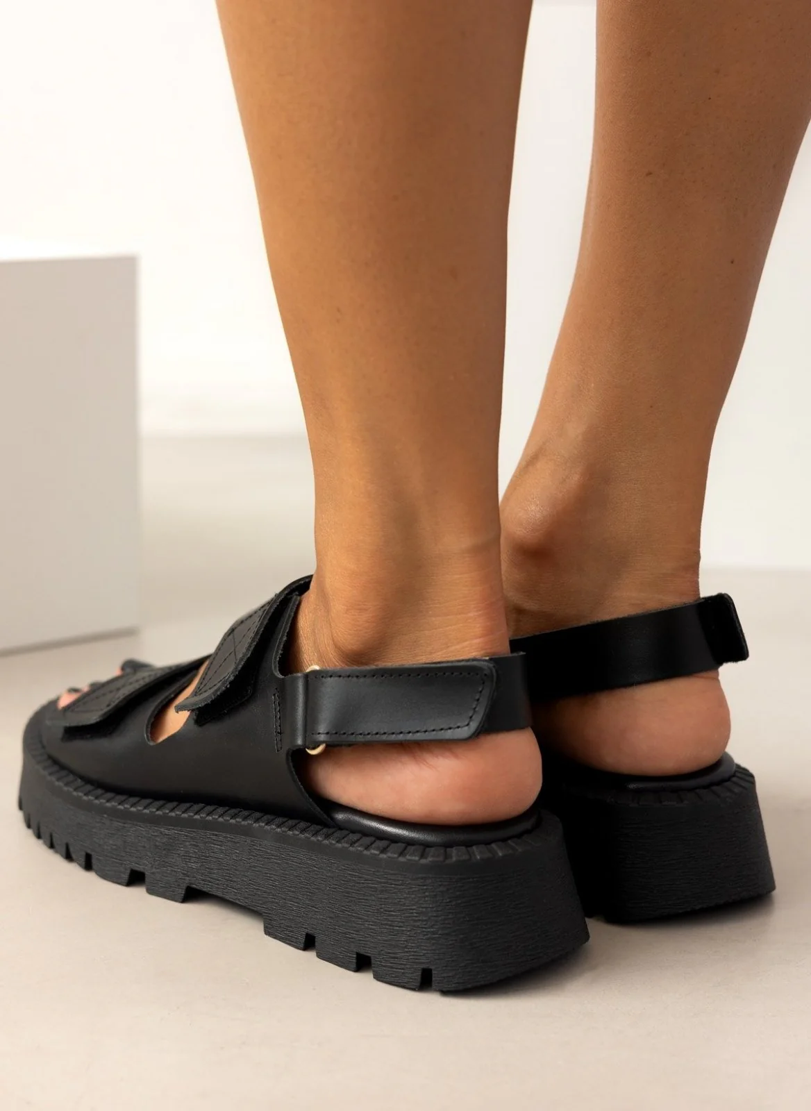 Δερμάτινα σανδάλια flatform με velcro - Μαύρο - Image 6