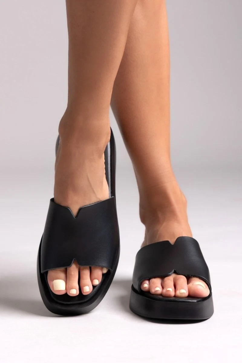Δερμάτινα σανδάλια flatform- Μαύρο