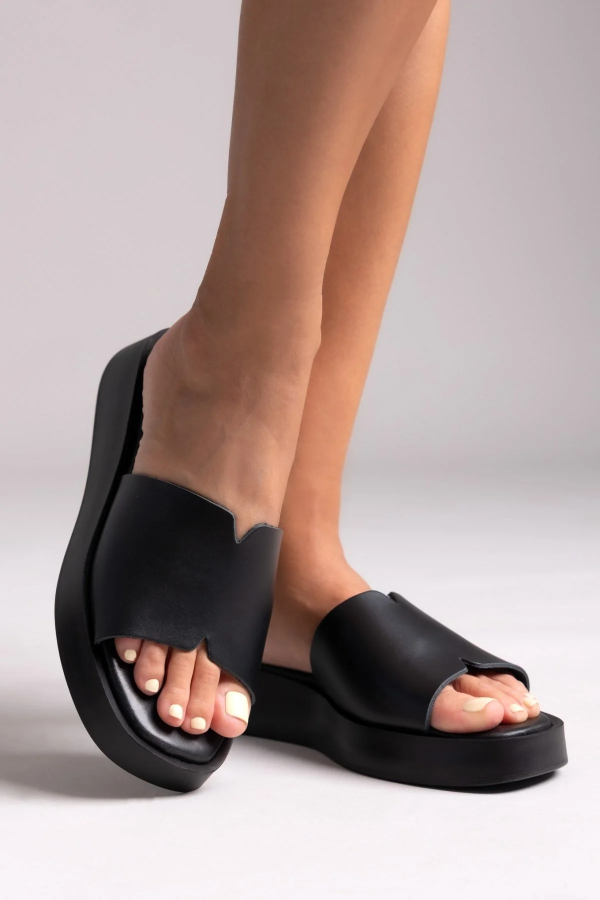 Δερμάτινα σανδάλια flatform- Μαύρο - Image 2
