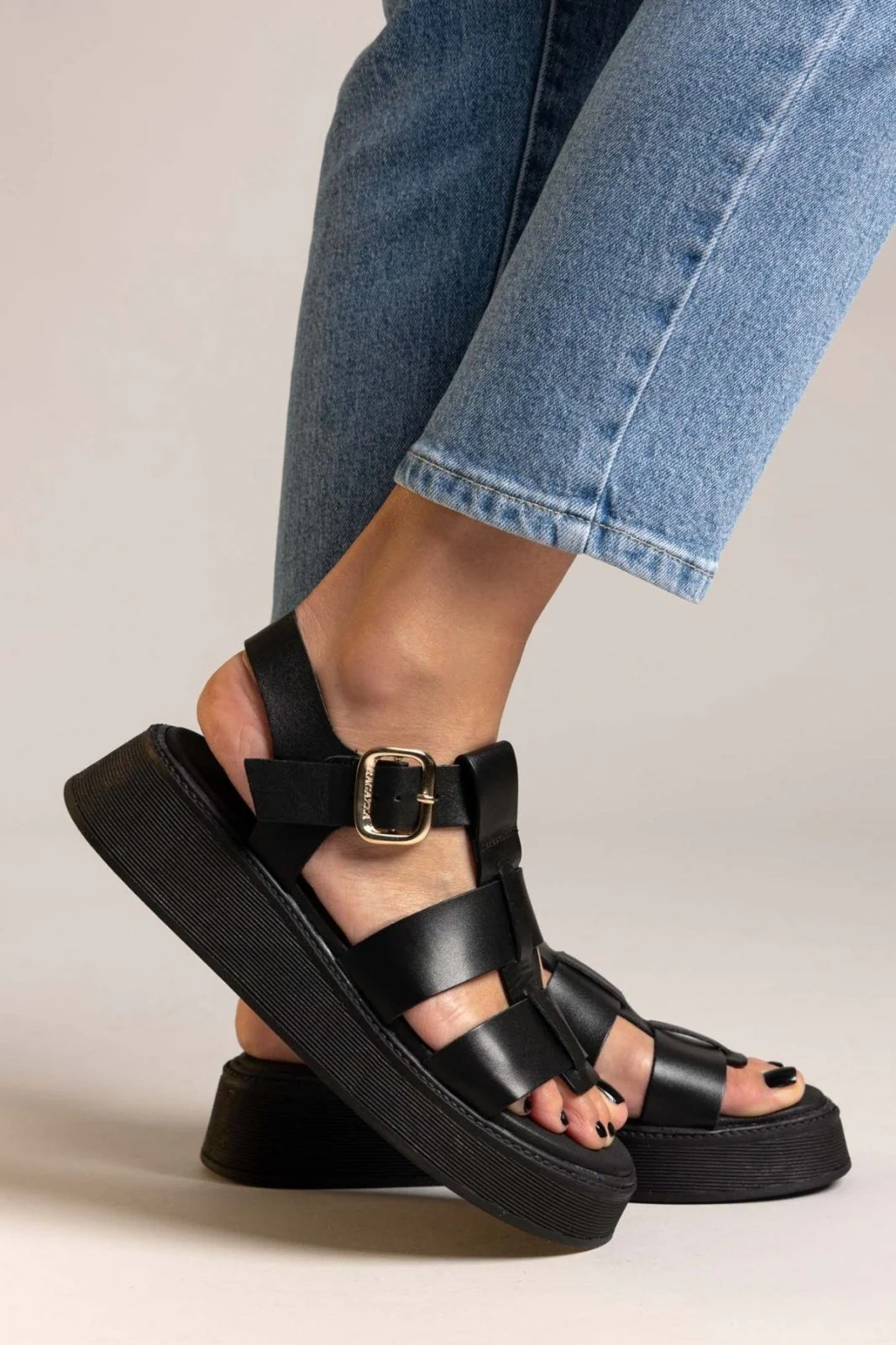 Δερμάτινα σανδάλια flatform με αγκράφα - Μαύρο - Image 6