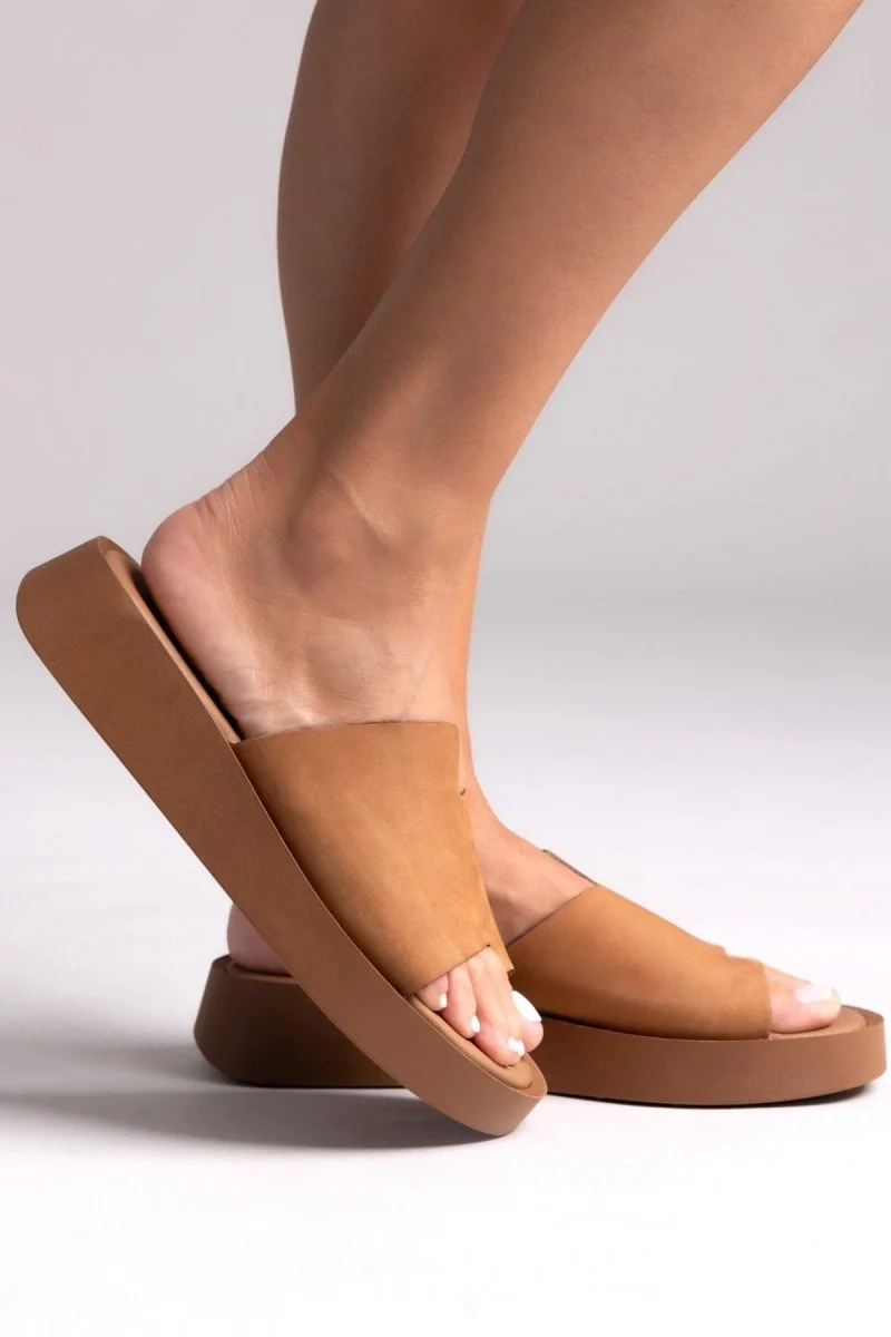 Σανδάλια από δερμάτινο nubuck - κάμελ - Image 2