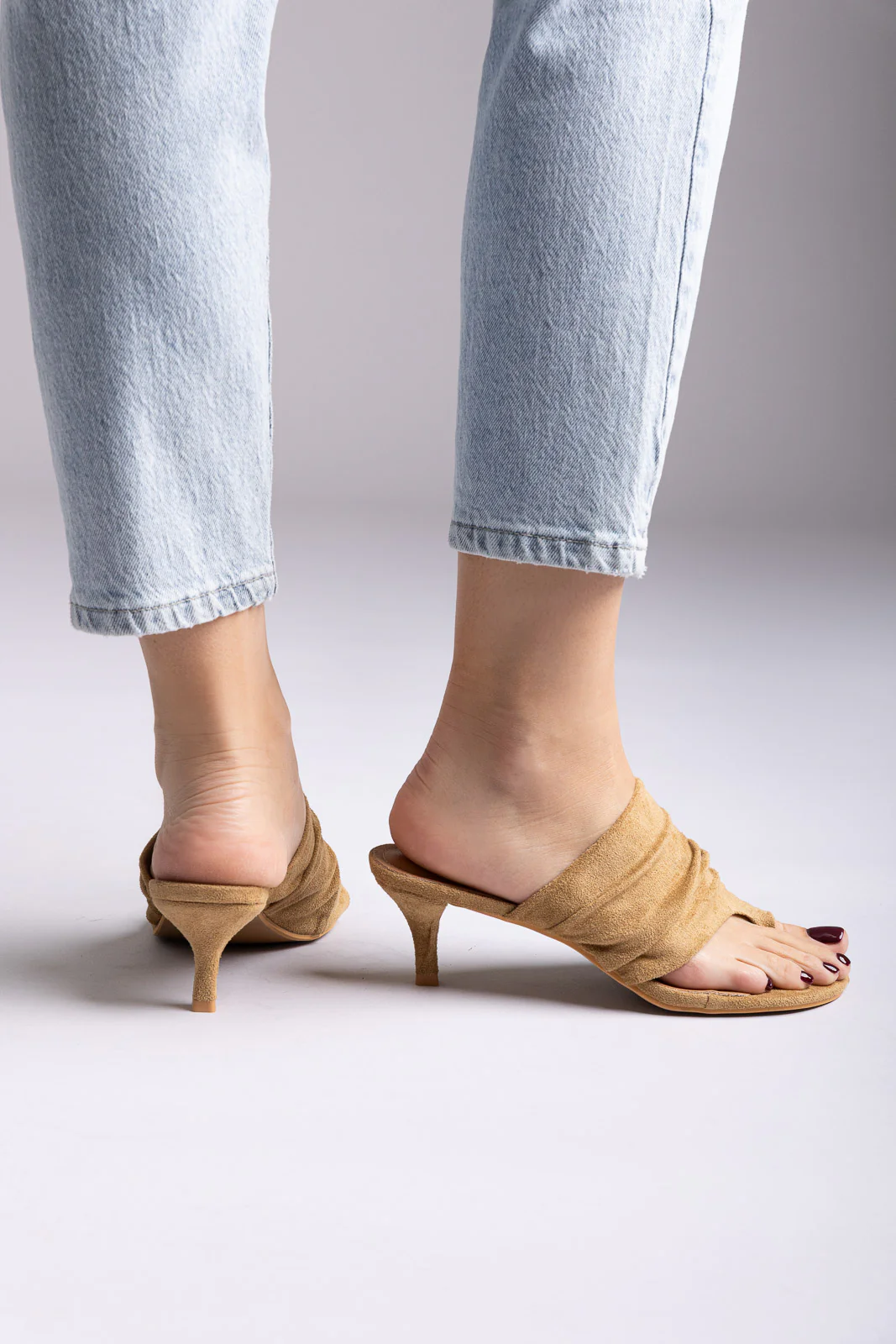 Kitten Heel Mules - Τάουπε Σουέντ - Image 5