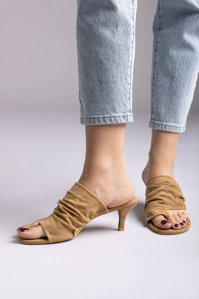 Kitten Heel Mules - Τάουπε Σουέντ - Image 8