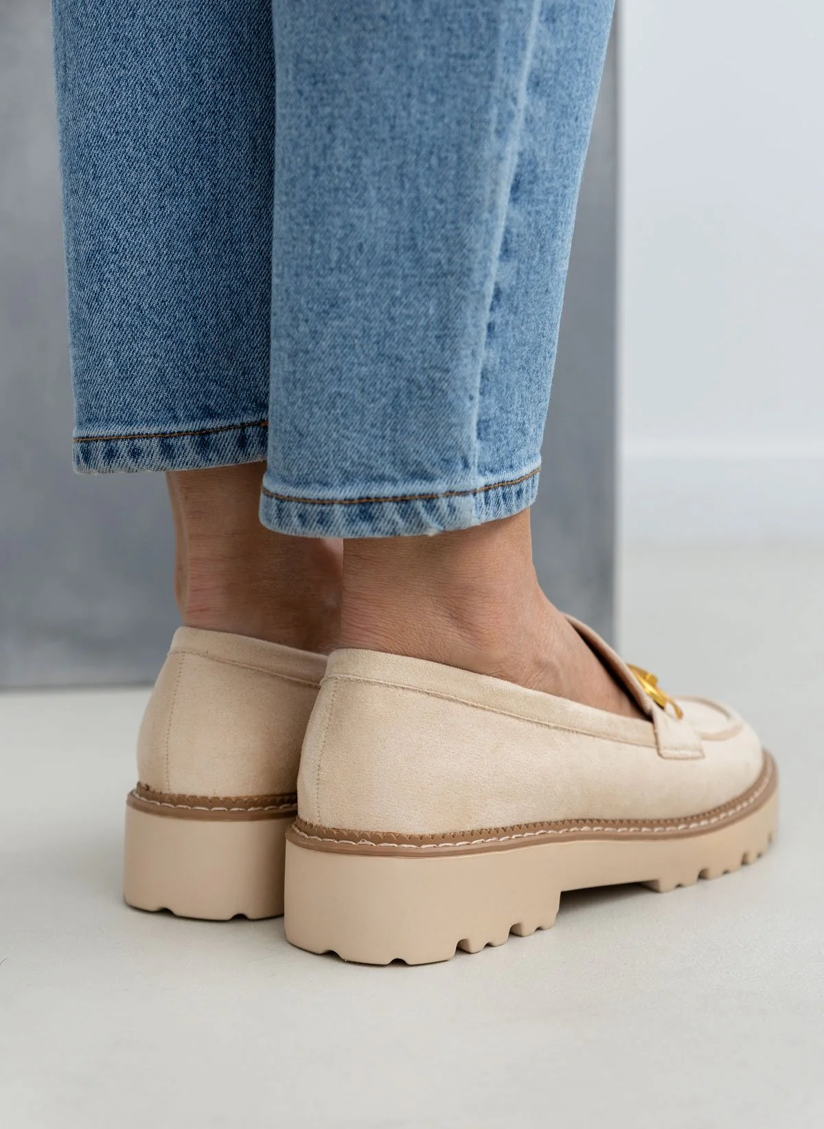 Σουέντ loafers με μεταλλική αγκράφα - Μπεζ - Image 8