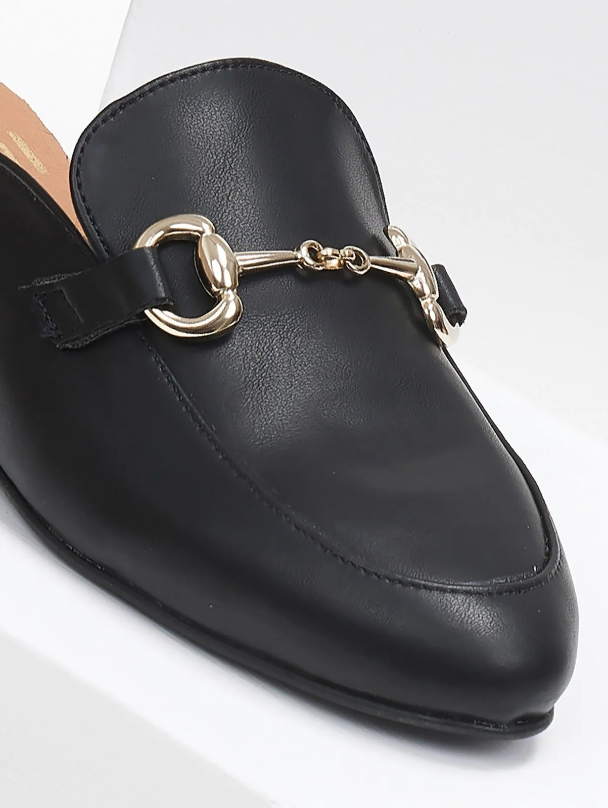 Φλατ Mules με μεταλλική λεπτομέρεια - Μαύρο - Image 2