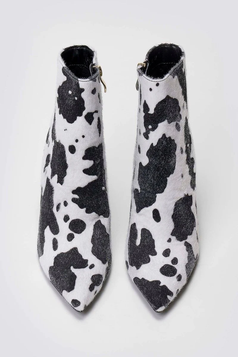 Μυτερά μποτάκια ponyskin με cow print - μαύρο cow pony - Image 4