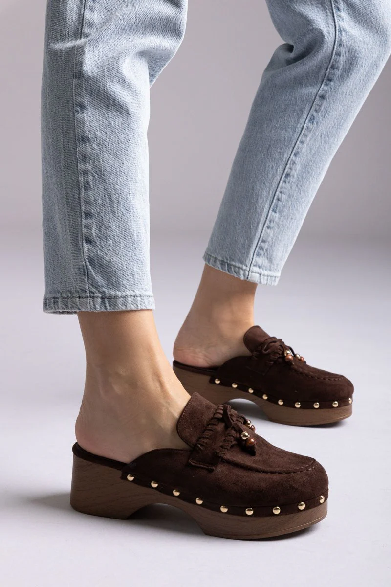 Clogs με Μεταλλικά Τρουκς - Καφέ Σουέντ - Image 2