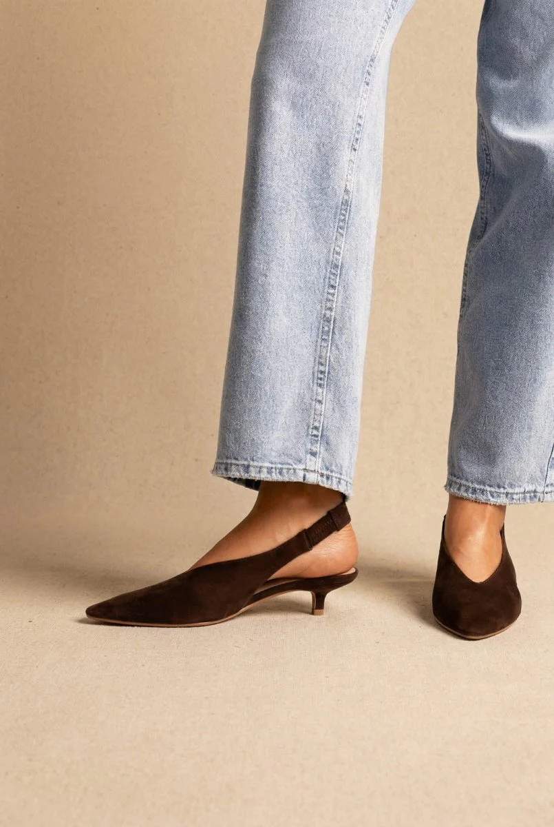 Μυτερές γόβες Slingback με χαμηλό τακούνι - Καφέ Σουέντ - Image 2
