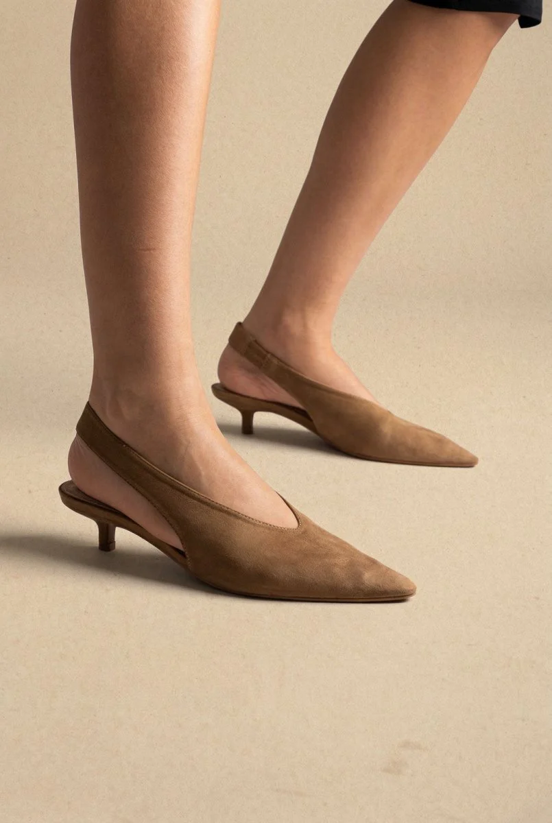 Μυτερές γόβες Slingback με χαμηλό τακούνι - Κάμελ Σουέντ