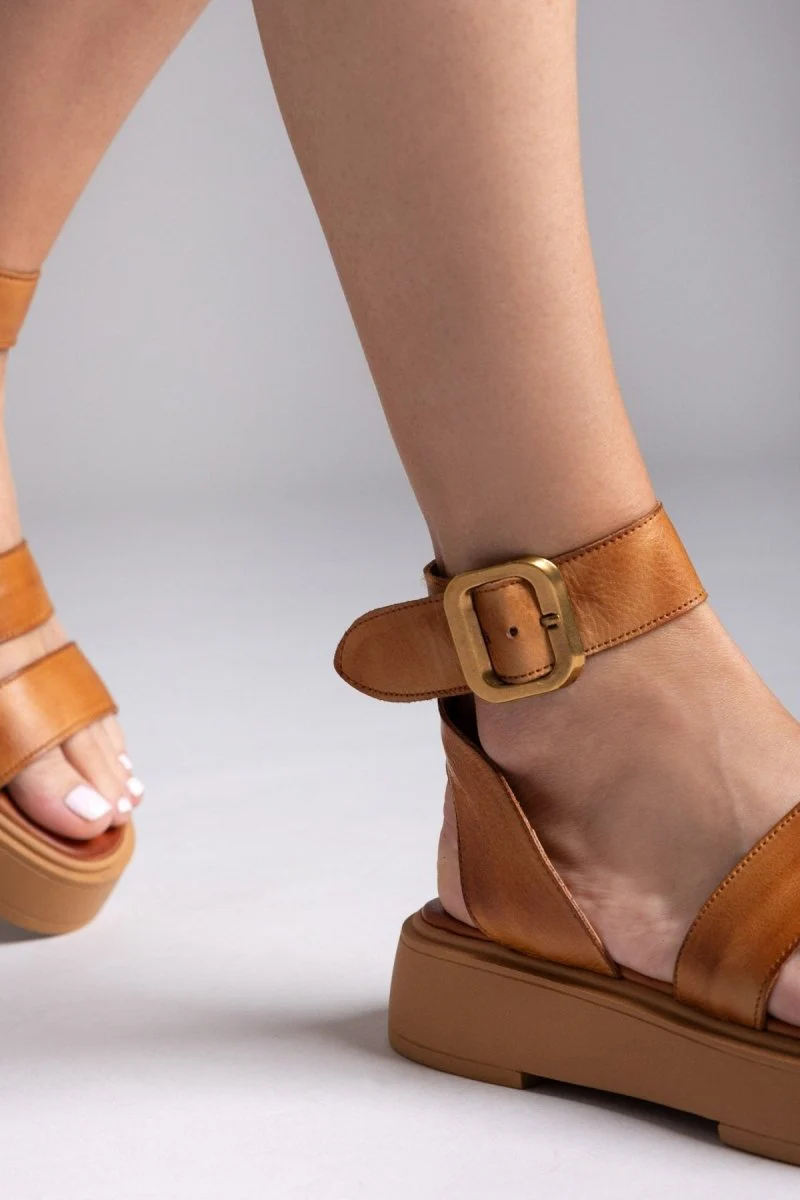 Δερμάτινα σανδάλια flatform - Ταμπά - Image 7