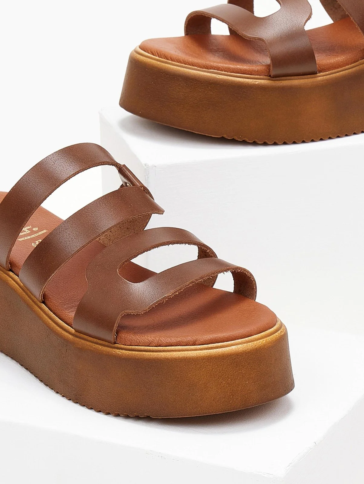 Δερμάτινα σανδάλια flatform με ανοίγματα - Ταμπά - Image 2