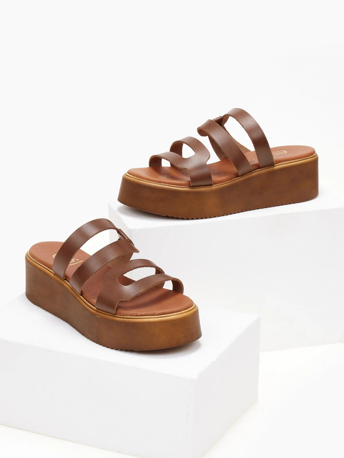 Δερμάτινα σανδάλια flatform με ανοίγματα - Ταμπά - Image 6