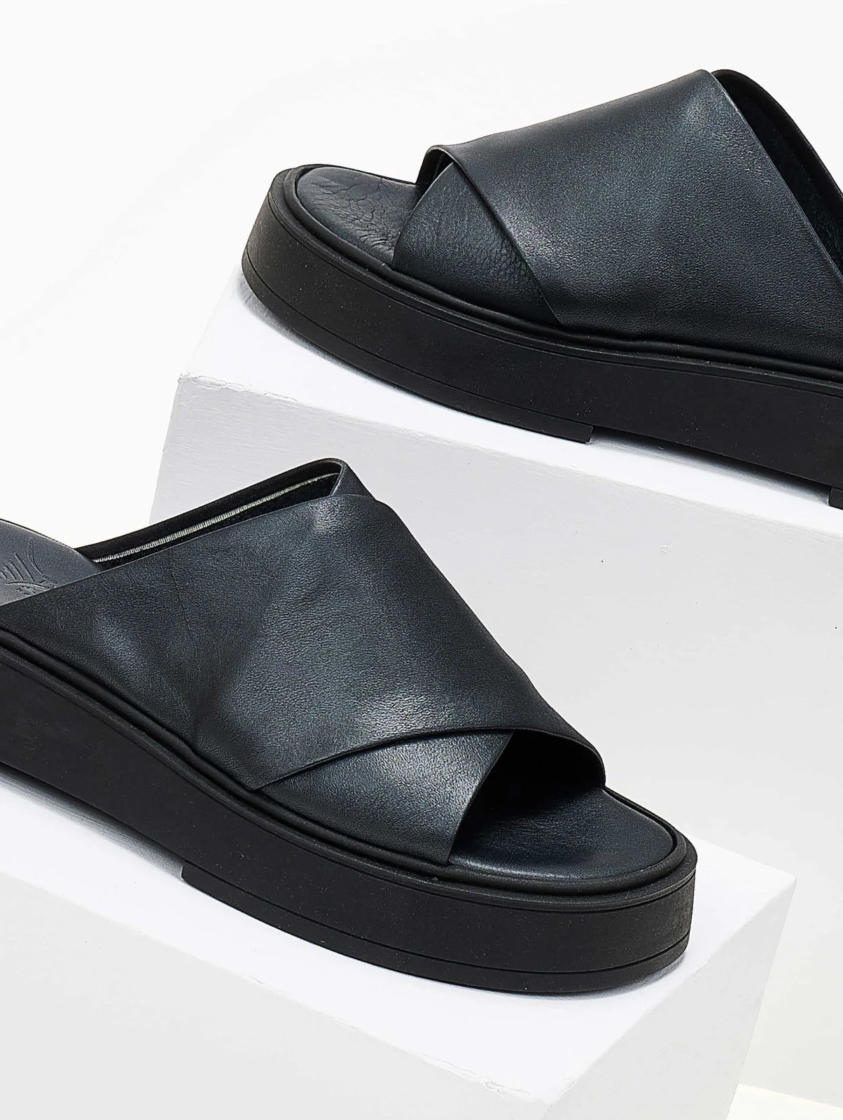 Δερμάτινα σανδάλια flatform χιαστί - Μαύρο