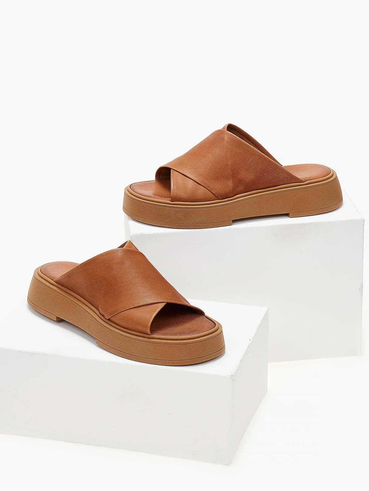Δερμάτινα σανδάλια flatform χιαστί λουριά - Ταμπά - Image 2