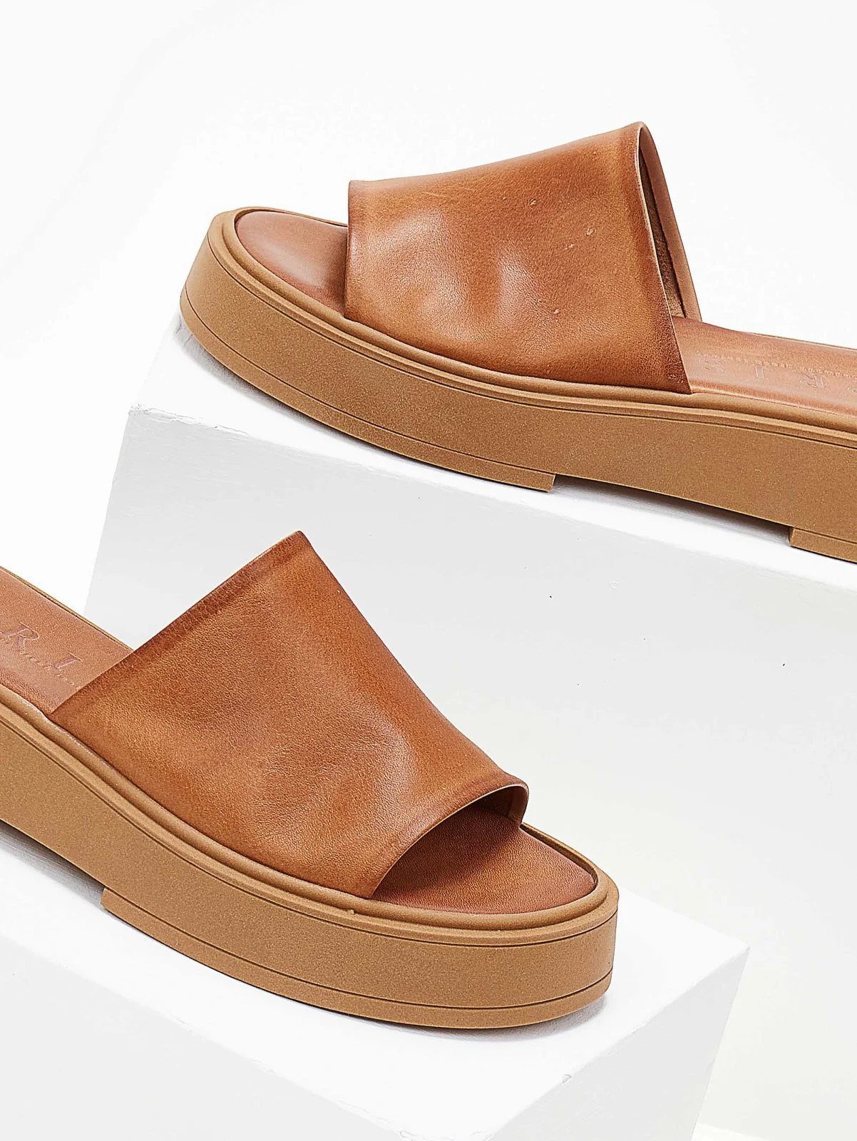 Δερμάτινα σανδάλια flatform με φαρδιά φάσα - Ταμπά - Image 5