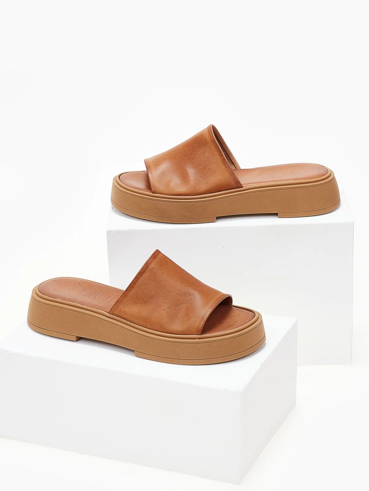 Δερμάτινα σανδάλια flatform με φαρδιά φάσα - Ταμπά - Image 7