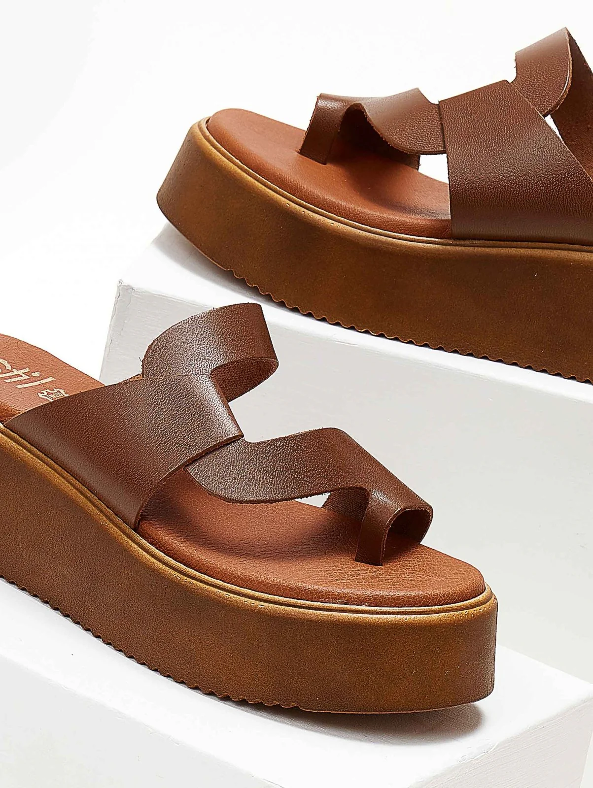 Δερμάτινα σανδάλια flatform - Ταμπά - Image 4