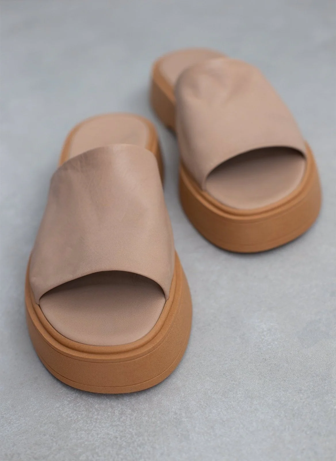 Δερμάτινα σανδάλια flatform με φαρδιά φάσα - Μπεζ