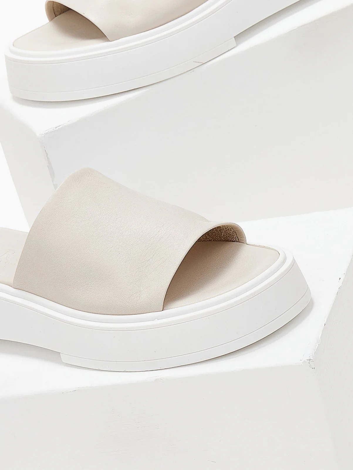 Δερμάτινα σανδάλια flatform με φαρδιά φάσα - ζαχαρί - Image 3