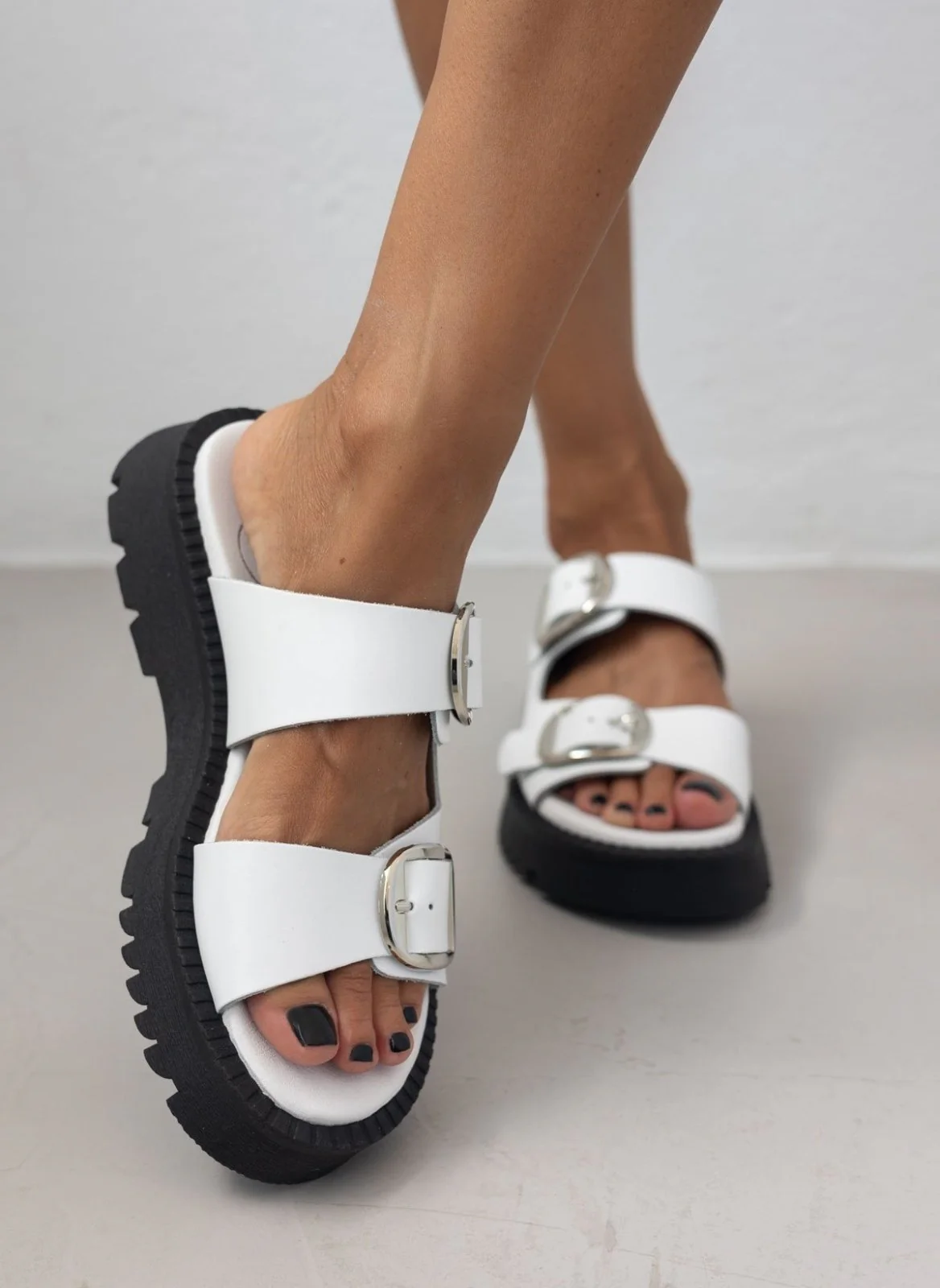 Δερμάτινα σανδάλια flatforms με δύο φάσες - Λευκό - Image 5