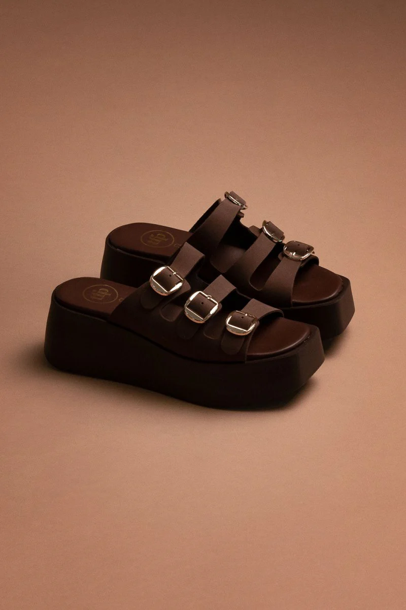 Δερμάτινα σανδάλια flatforms με αγκράφες - Καφέ - Image 2