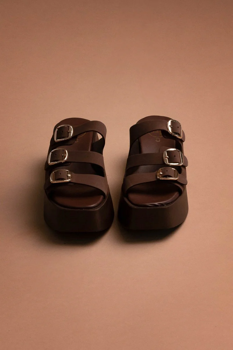 Δερμάτινα σανδάλια flatforms με αγκράφες - Καφέ - Image 3