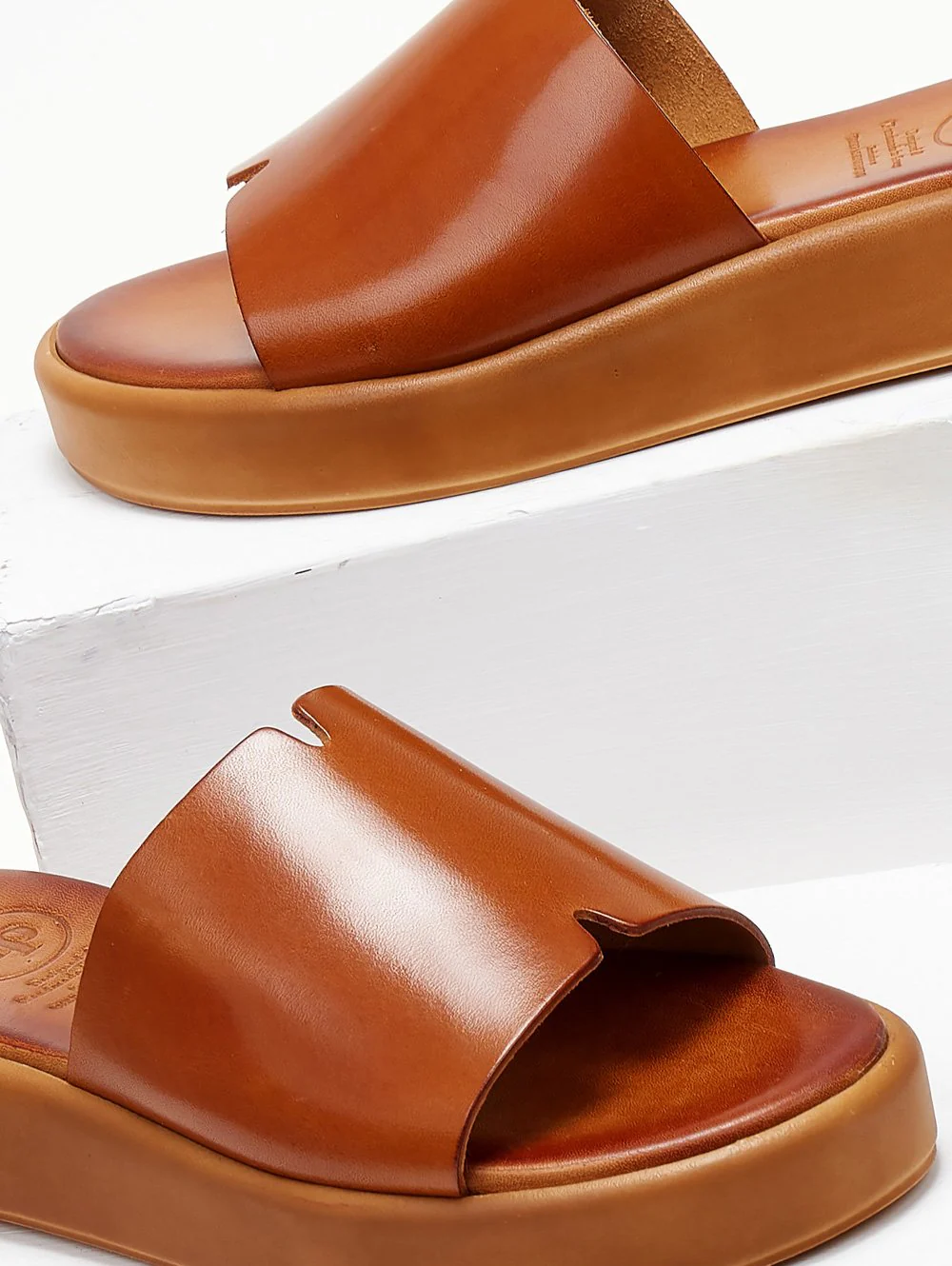 Δερμάτινα σανδάλια flatform - Ταμπά - Image 6