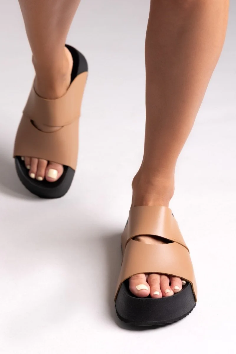 Σανδάλια Flatform με άνοιγμα - Τάουπε - Image 6