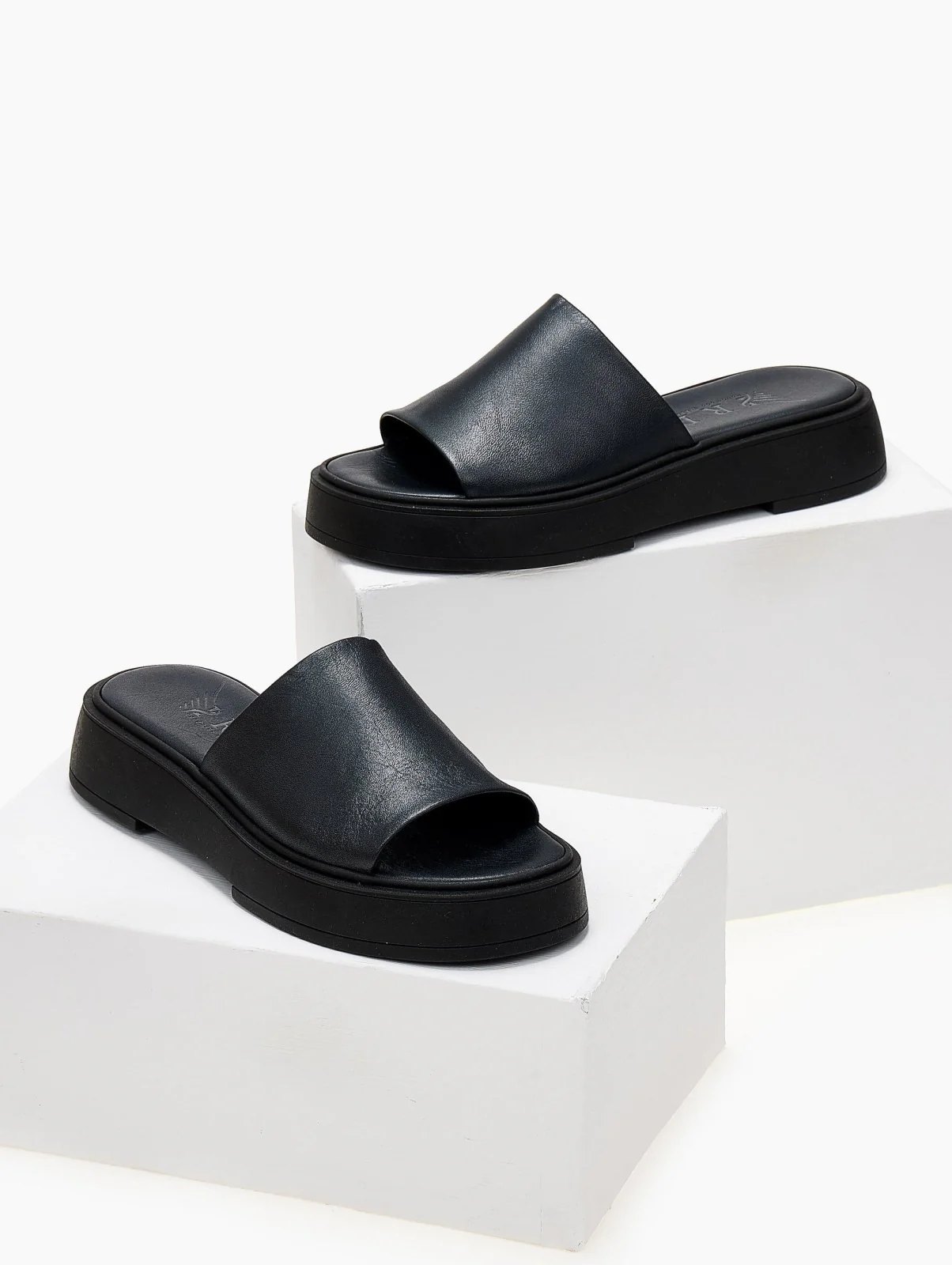 Δερμάτινα σανδάλια flatform με φαρδιά φάσα - Μαύρο