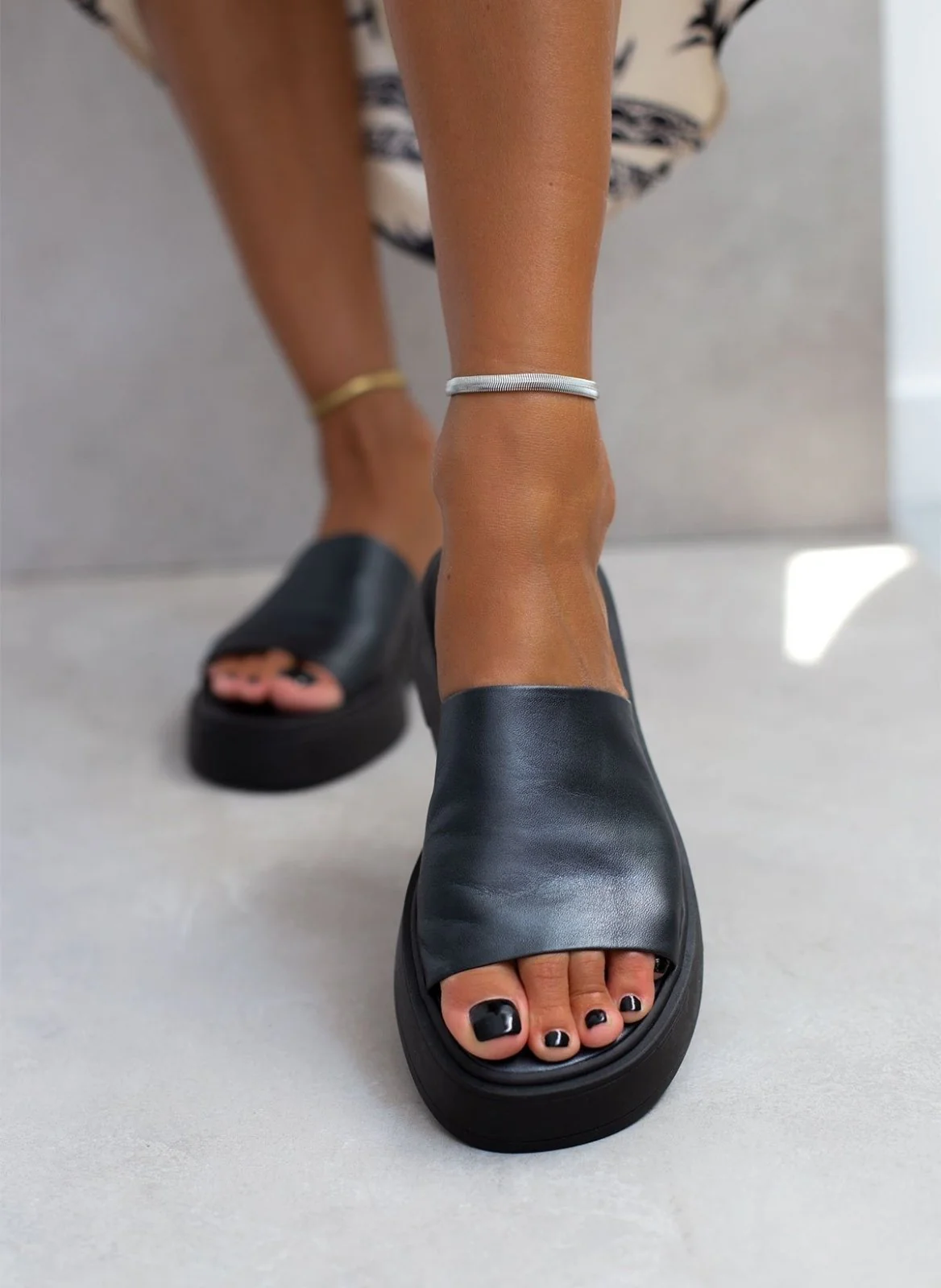 Δερμάτινα σανδάλια flatform με φαρδιά φάσα - Μαύρο - Image 6