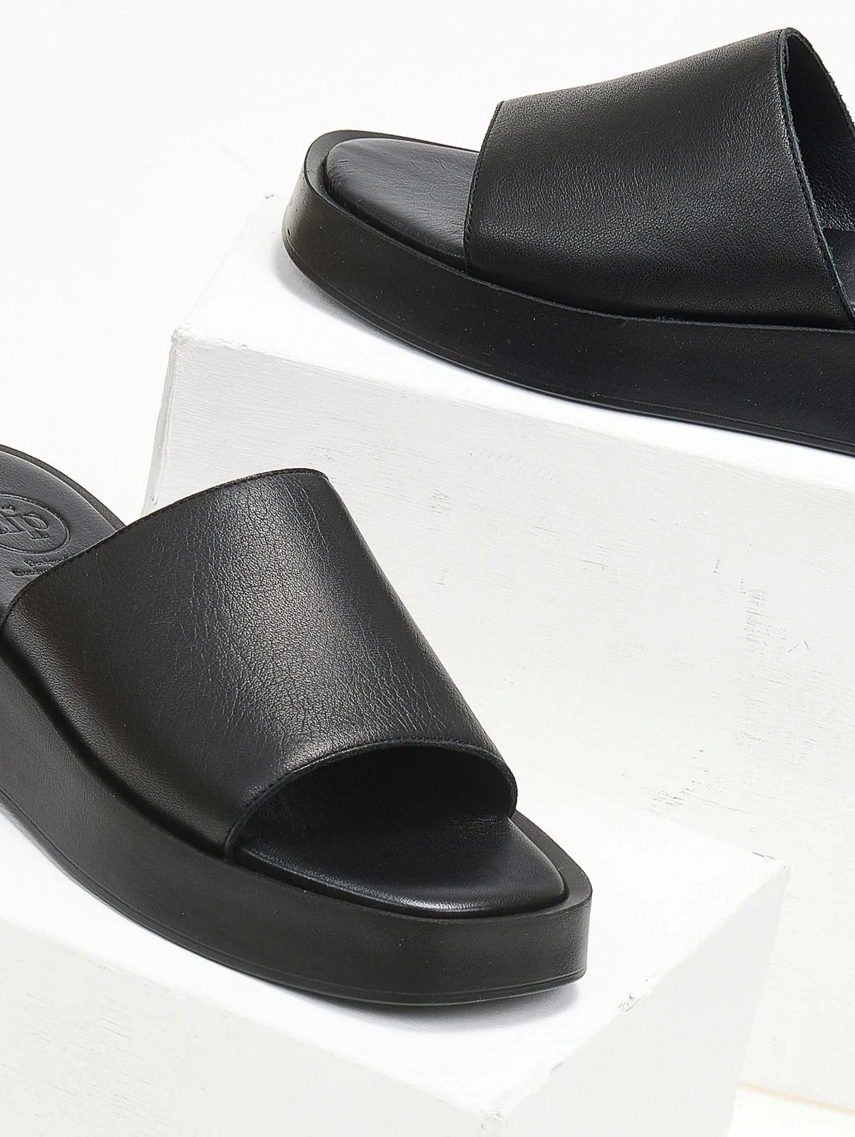 Δερμάτινα σανδάλια flatform με φαρδιά φάσα - Μαύρο - Image 2
