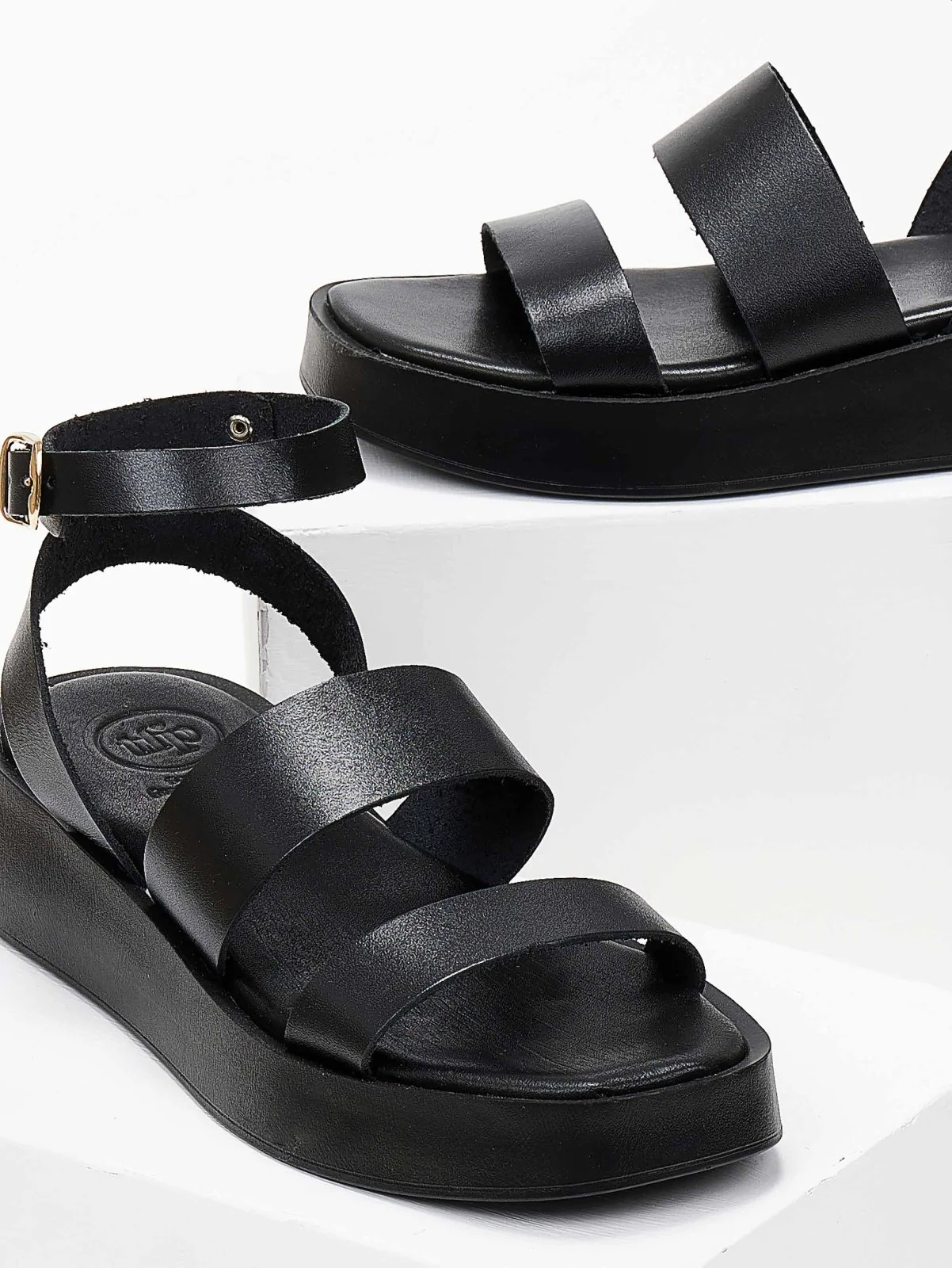 Δερμάτινα σανδάλια flatforms με δύο φάσες - Μαύρο - Image 4