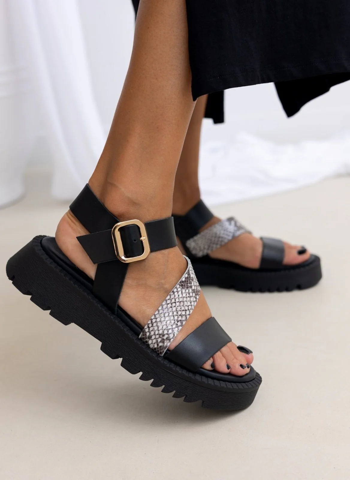 Δερμάτινα σανδάλια flatform με print - Μαύρο/Μπεζ - Image 8