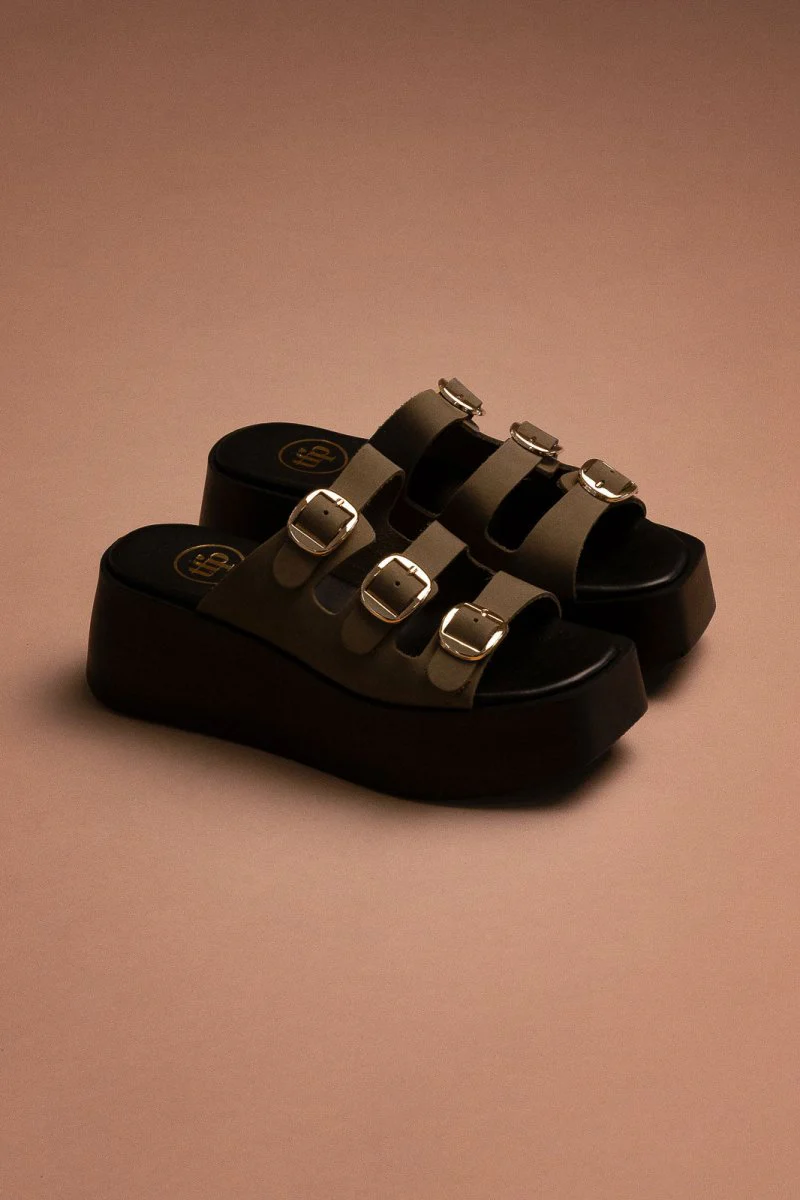 Δερμάτινα σανδάλια flatforms με αγκράφες - χακί - Image 4
