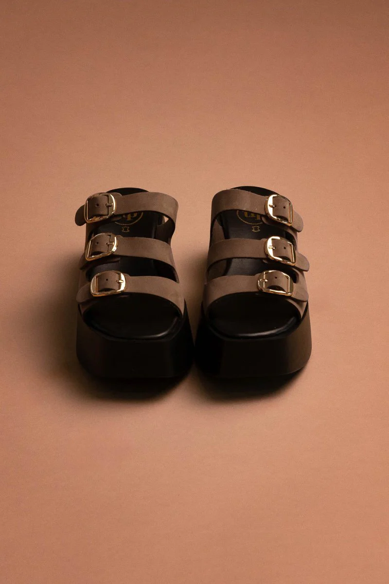 Δερμάτινα σανδάλια flatforms με αγκράφες - Πούρο - Image 3