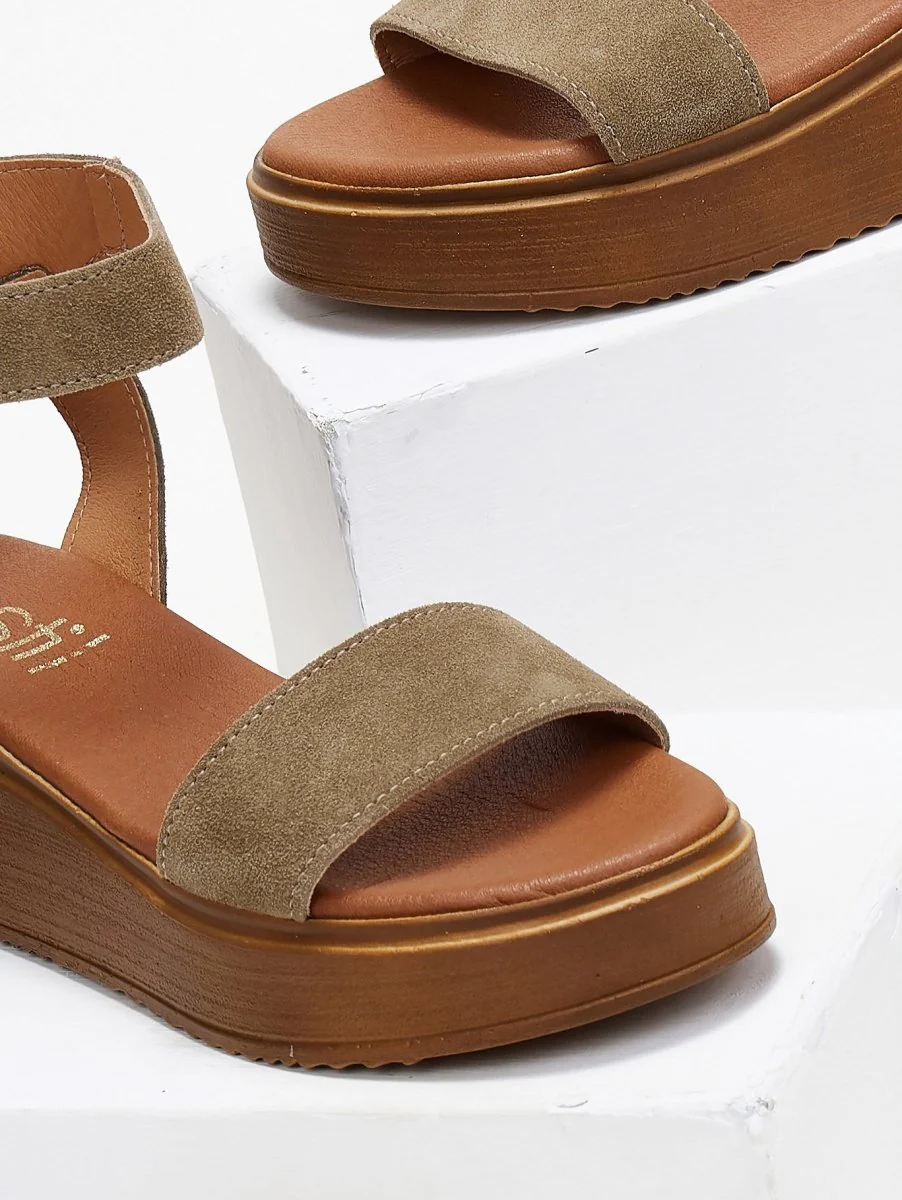 Suede flatforms με μπαρέτα - Λαδί - Image 5
