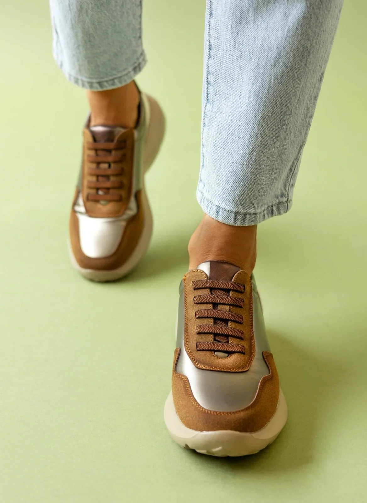 Sneakers με γυαλιστερό ύφασμα - Καφέ - Image 6